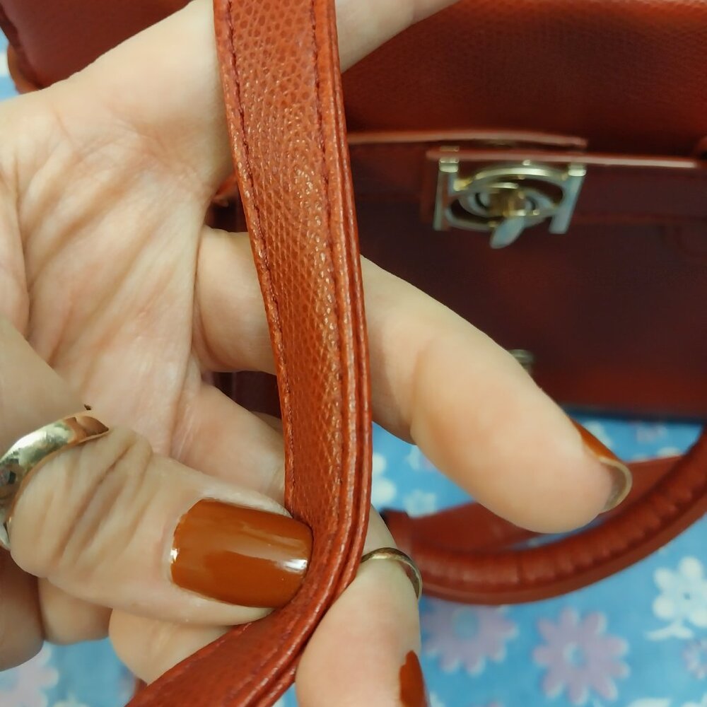 3254 Small Be Be Handbag Cross Body Purse in Red. In Excellent Condition. - Picture 13 of 15